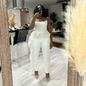 White trouser with feather siding